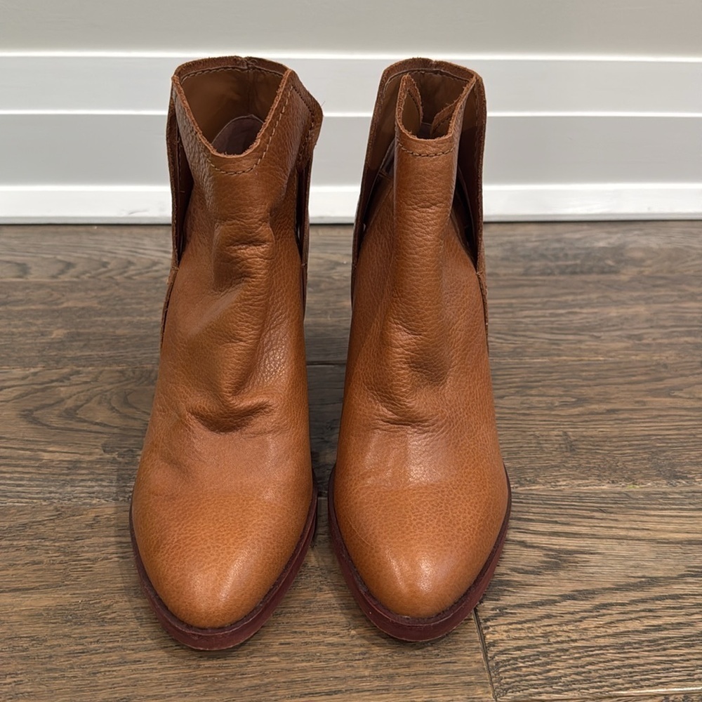 Dolce Vita Shep Bootie Soft Brown Leather Chunky Heel Sleek Classy Ankle… - Picture 2 of 6